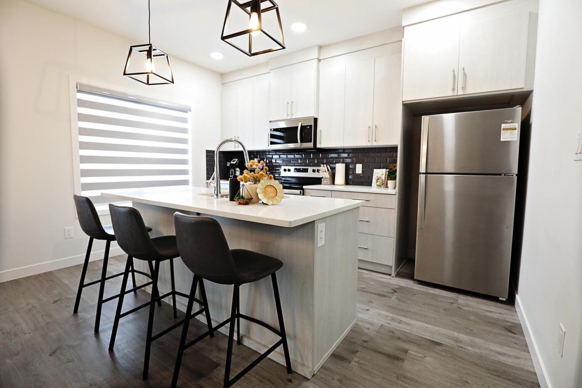 Beautiful With 4 King Beds,airport,disney+ Holiday home Edmonton