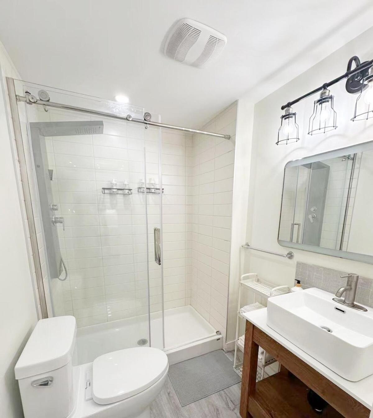 Cozy And Stylish Basement Near Downtown, Uofa And Southgate Mall Apartment *