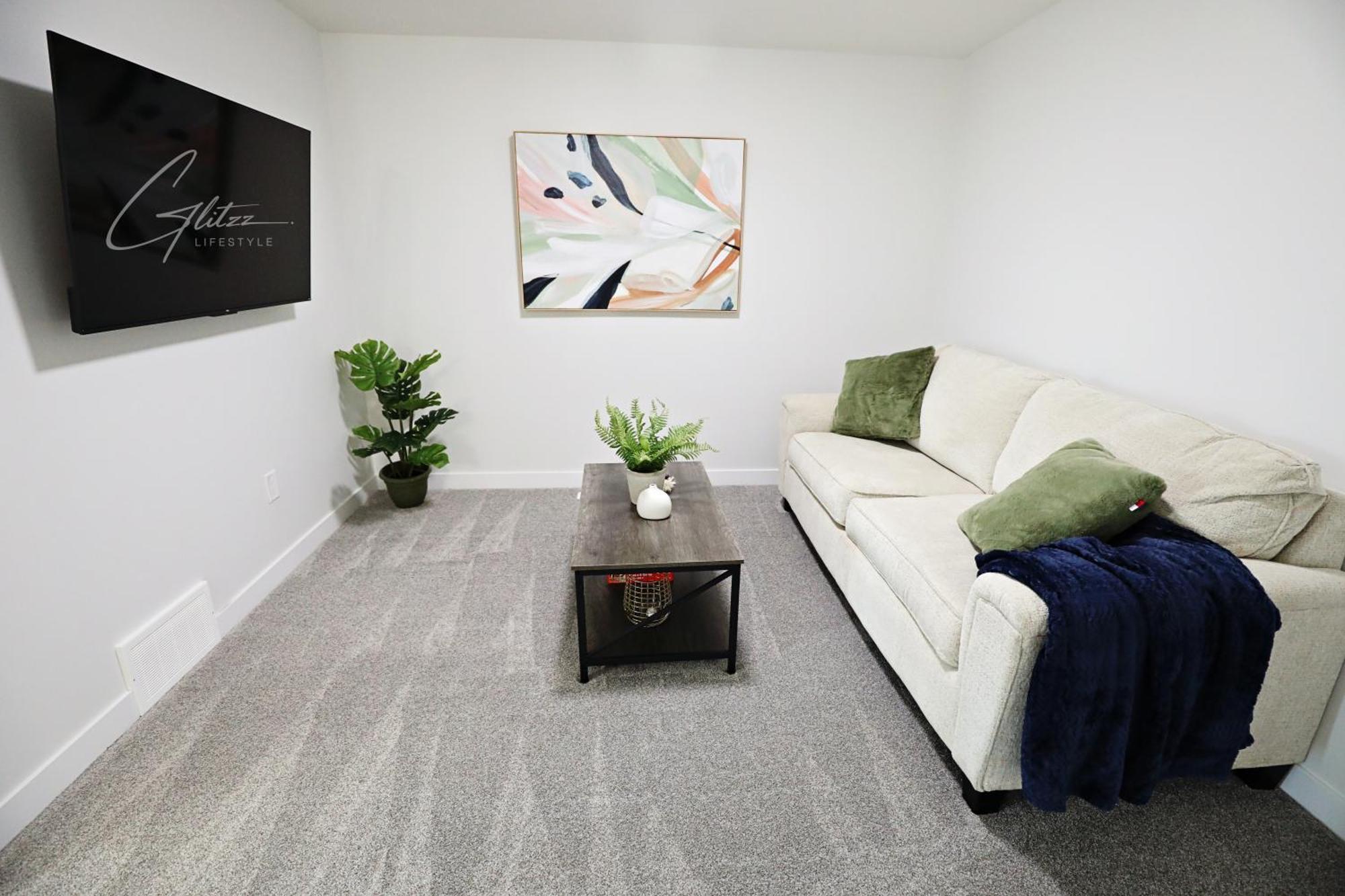 Beautiful With 4 King Beds,airport,disney+ Edmonton