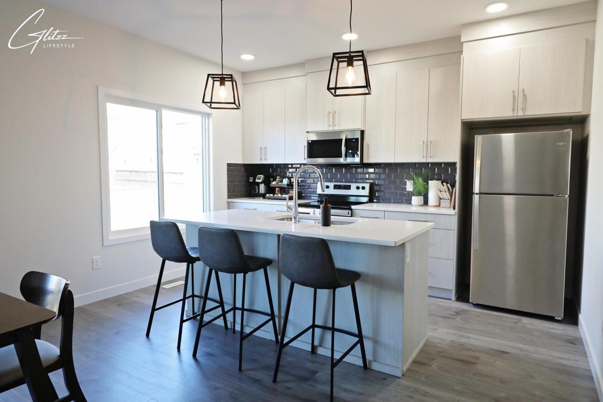 Beautiful With 4 King Beds,airport,disney+ * Edmonton