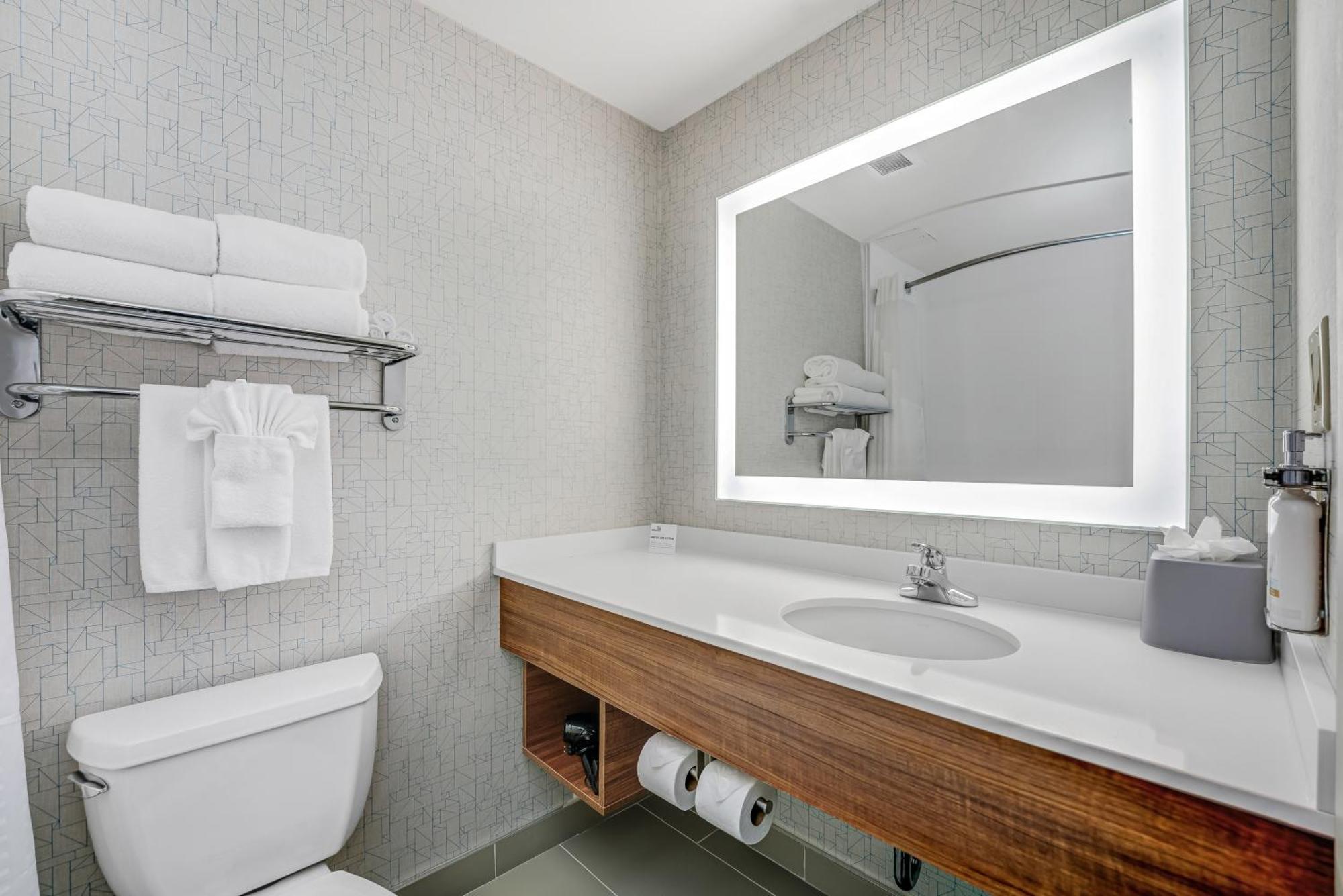 Express & Suites-edmonton South By Ihg