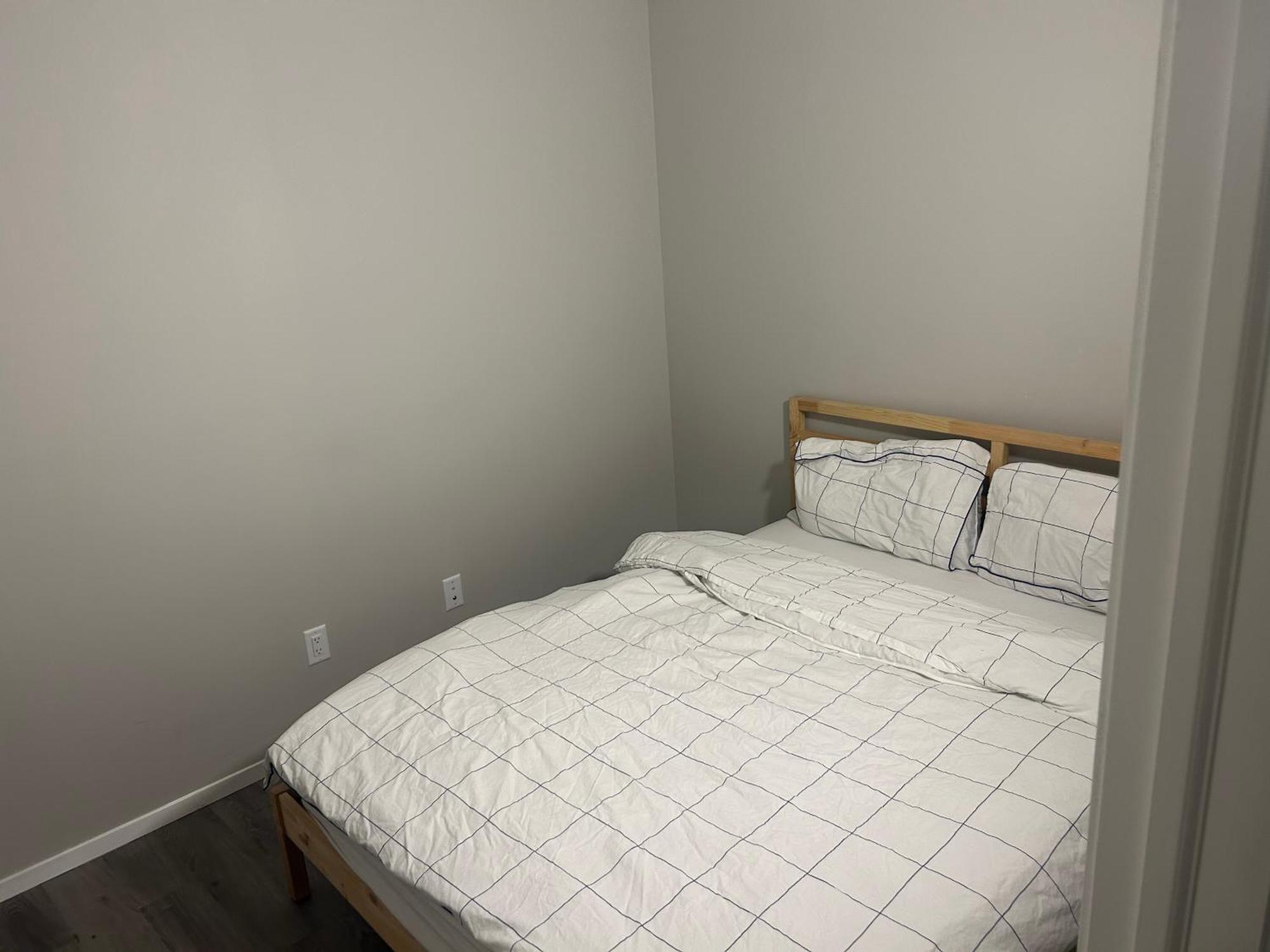 Basement Near Airport Yeg *