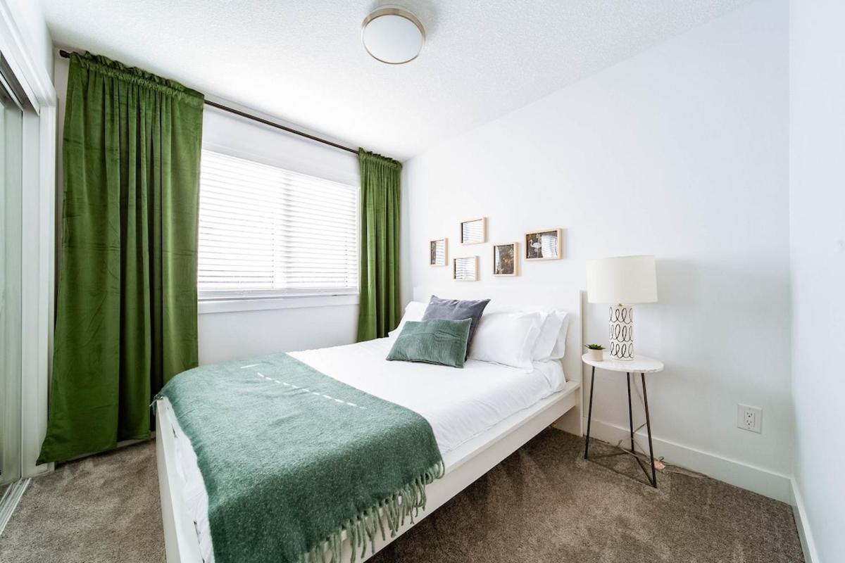 5br-luxury Retreat-hot Tub-king Bed-rogers Place-dt Edmonton