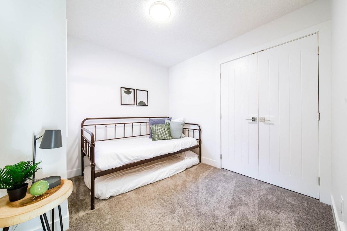 5br-luxury Retreat-hot Tub-king Bed-rogers Place-dt Apartment Edmonton
