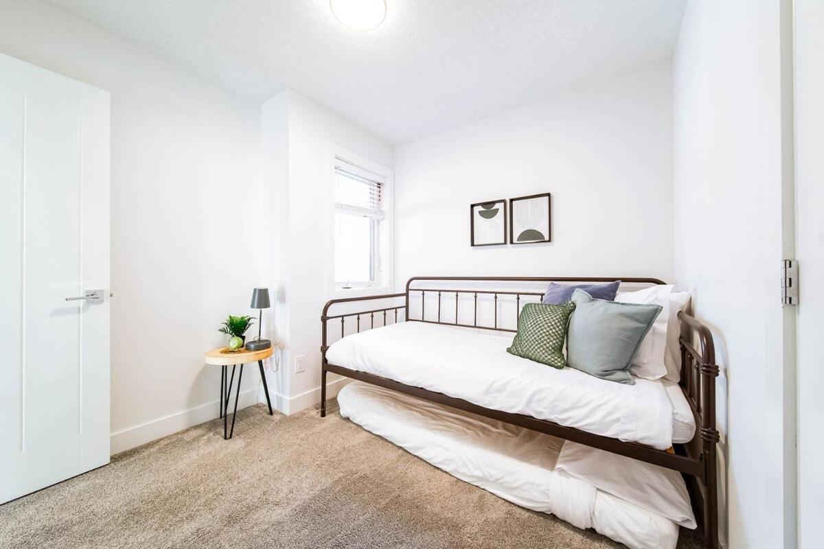 Apartment 5br-luxury Retreat-hot Tub-king Bed-rogers Place-dt Edmonton