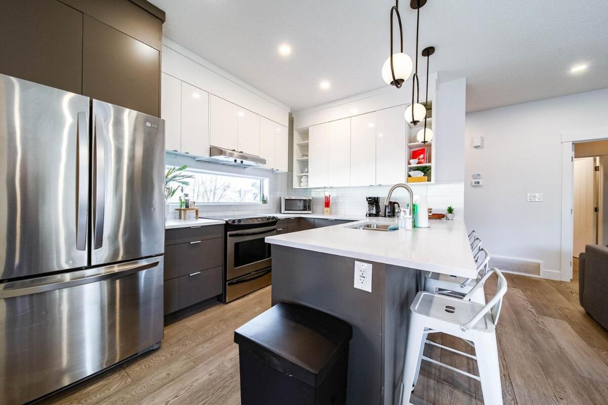 5br-luxury Retreat-hot Tub-king Bed-rogers Place-dt Edmonton