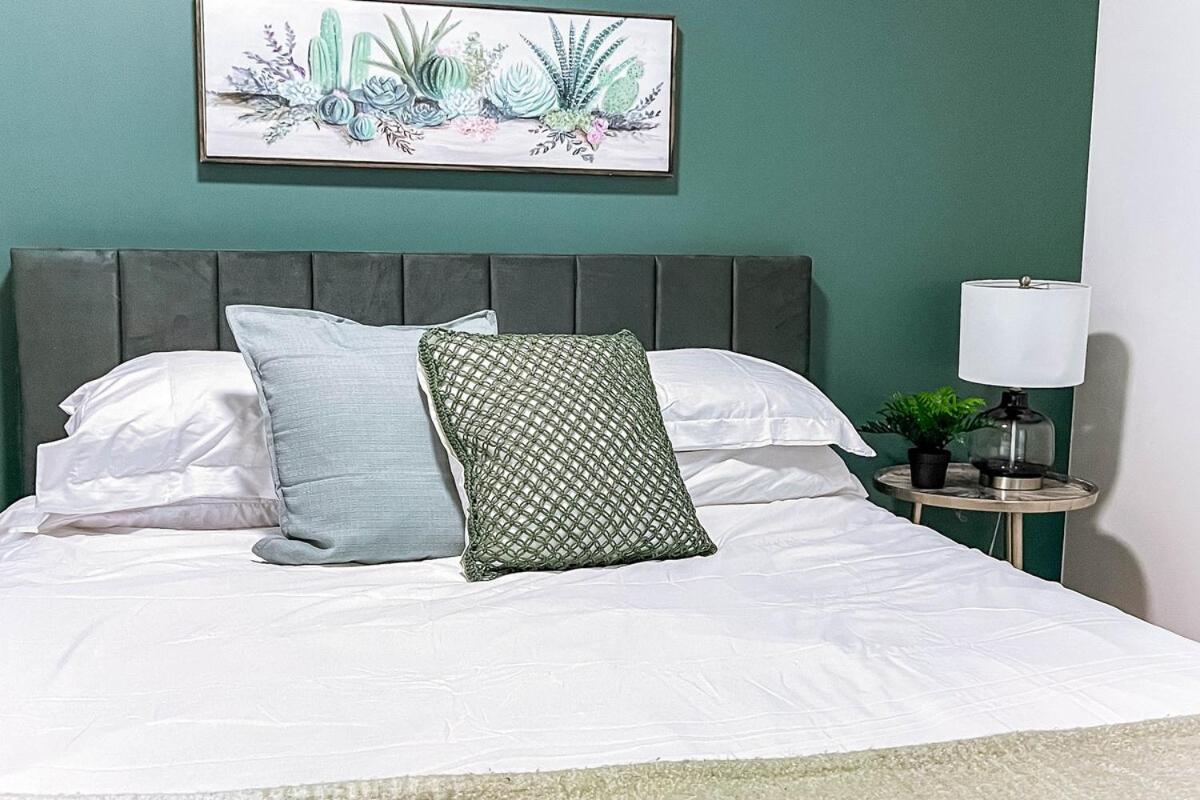 Apartment 5br-luxury Retreat-hot Tub-king Bed-rogers Place-dt Edmonton