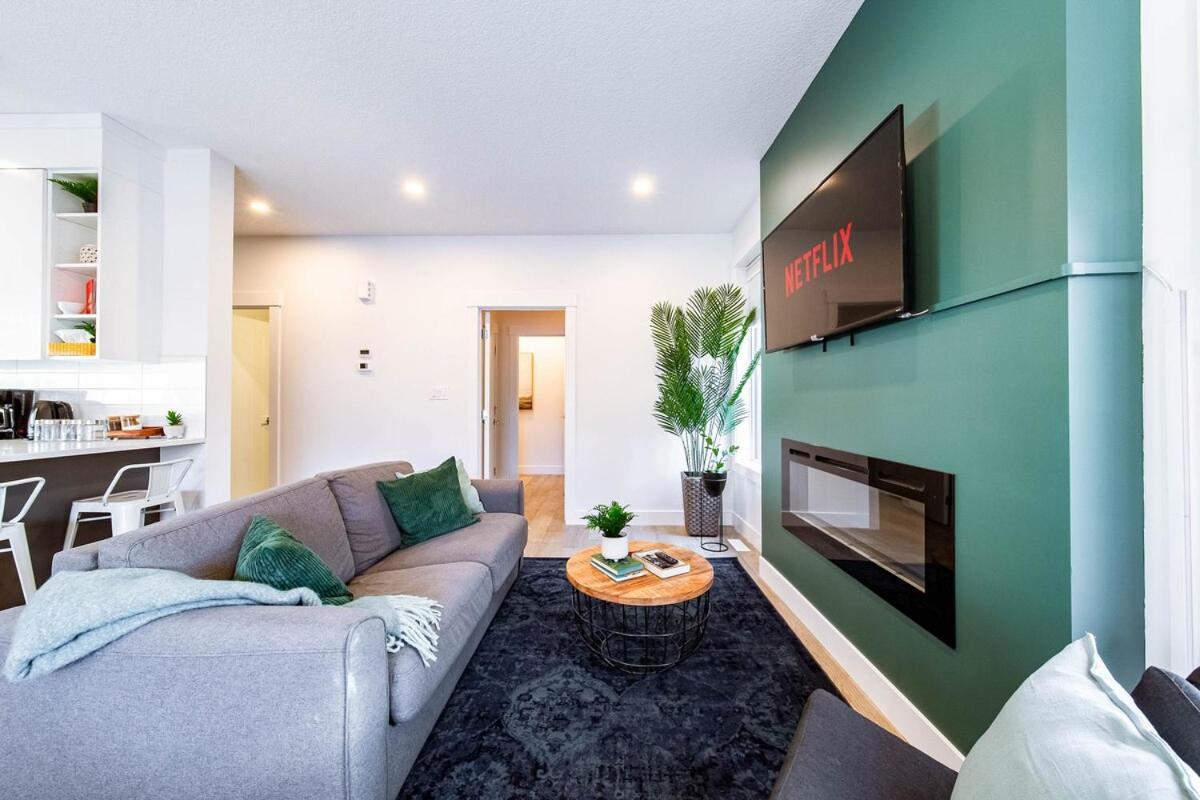 5br-luxury Retreat-hot Tub-king Bed-rogers Place-dt Apartment Edmonton