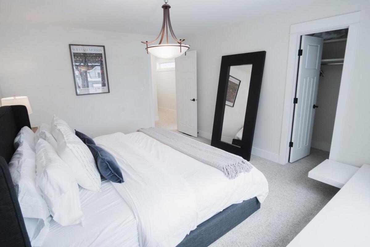 Downtown Kingbed 4br Fireplace Bikelane Holiday home *