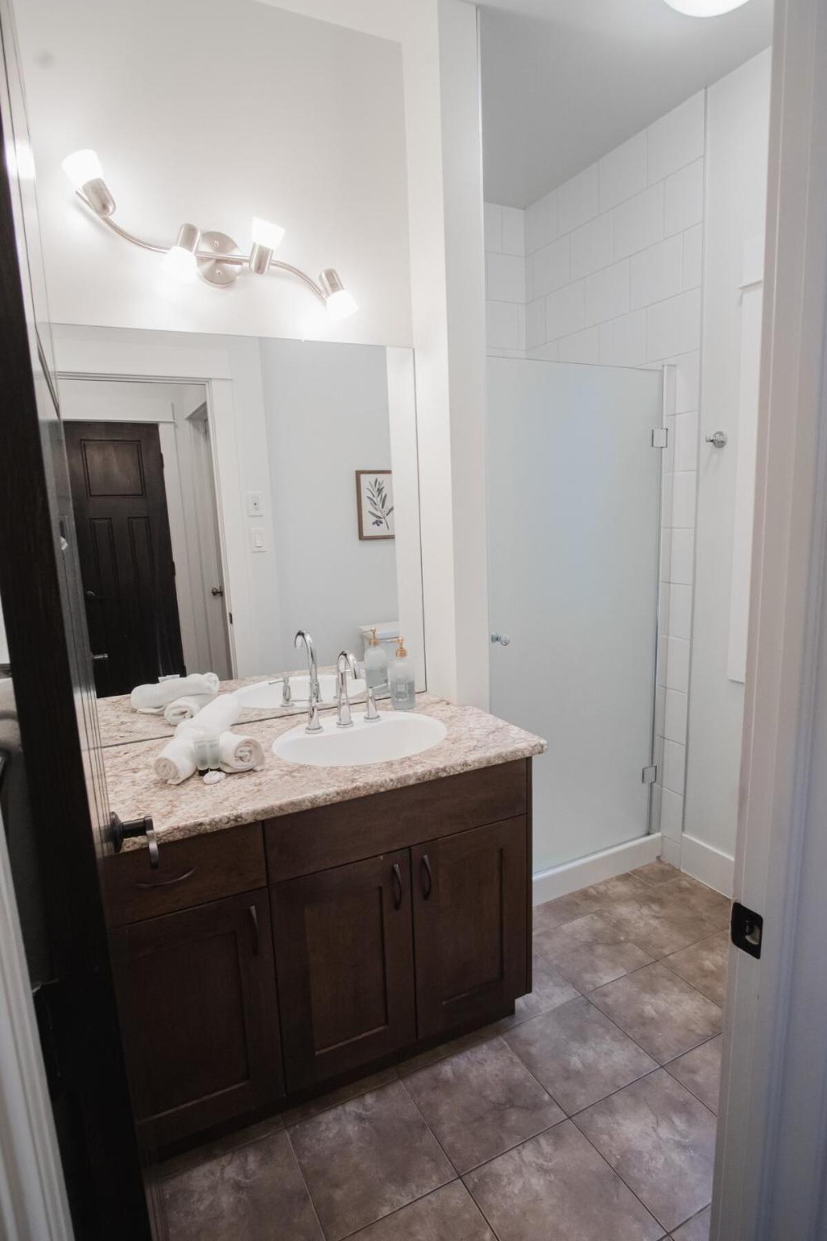 Downtown Kingbed 4br Fireplace Bikelane Edmonton