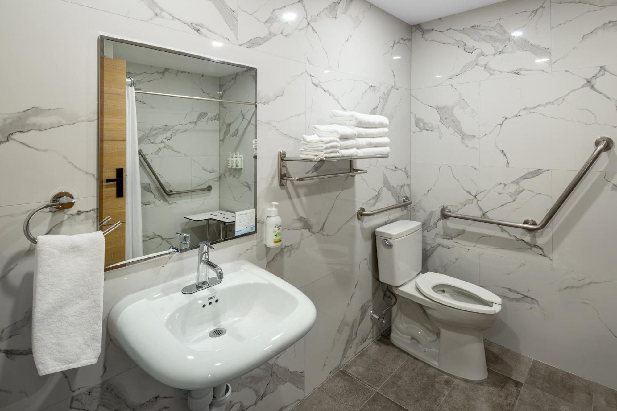 Baymont By Wyndham West Hotel Edmonton