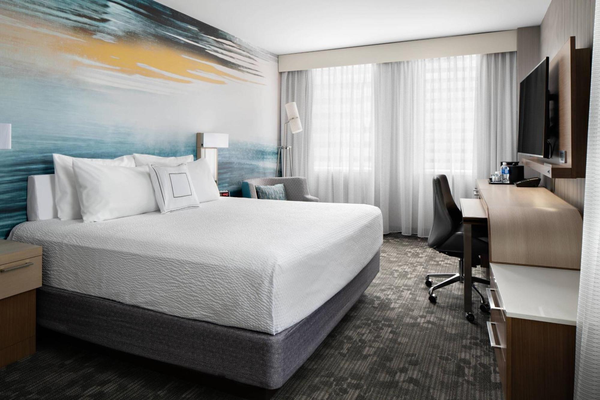 Courtyard By Marriott Downtown Hotel