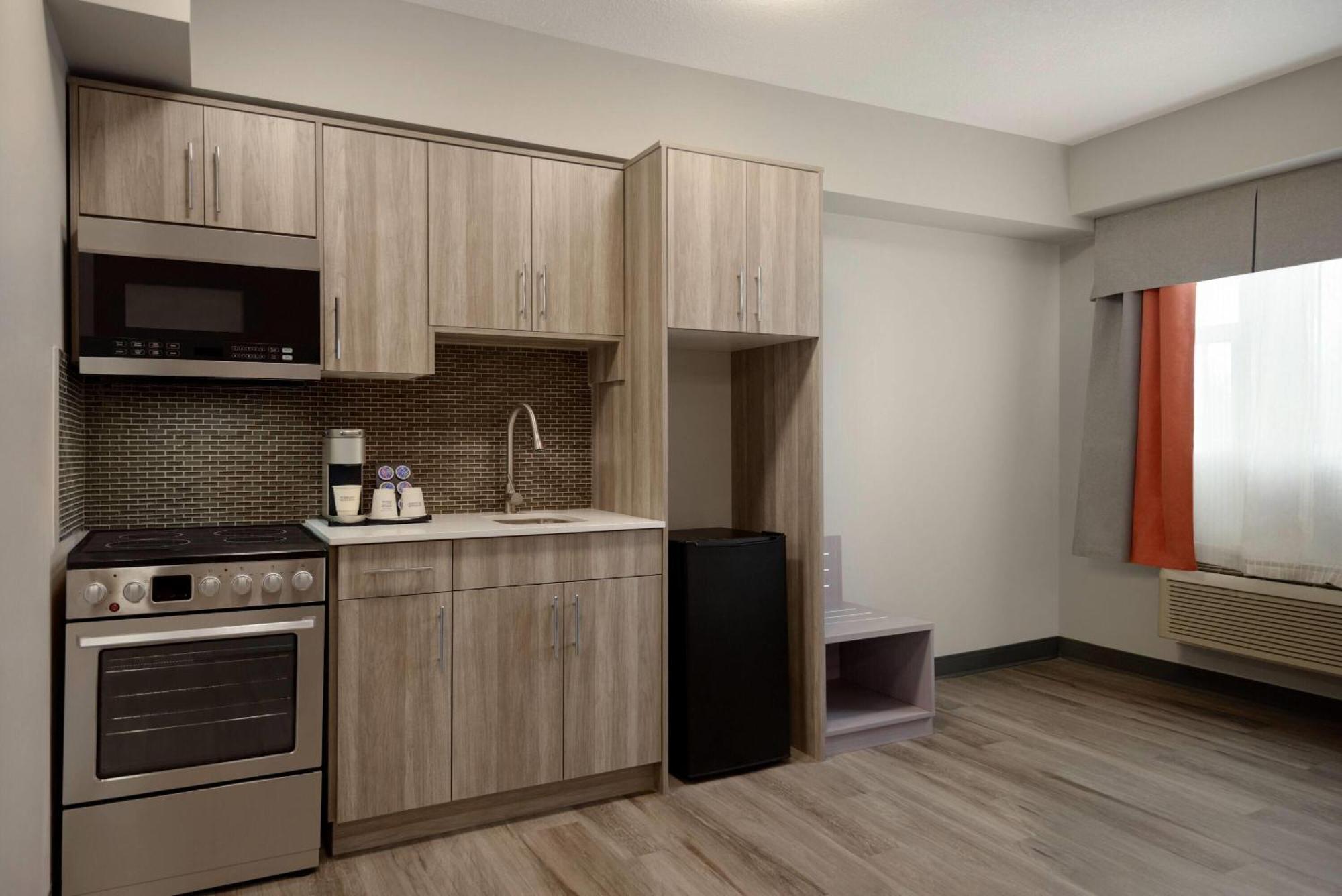 Hotel Ramada By Wyndham West &