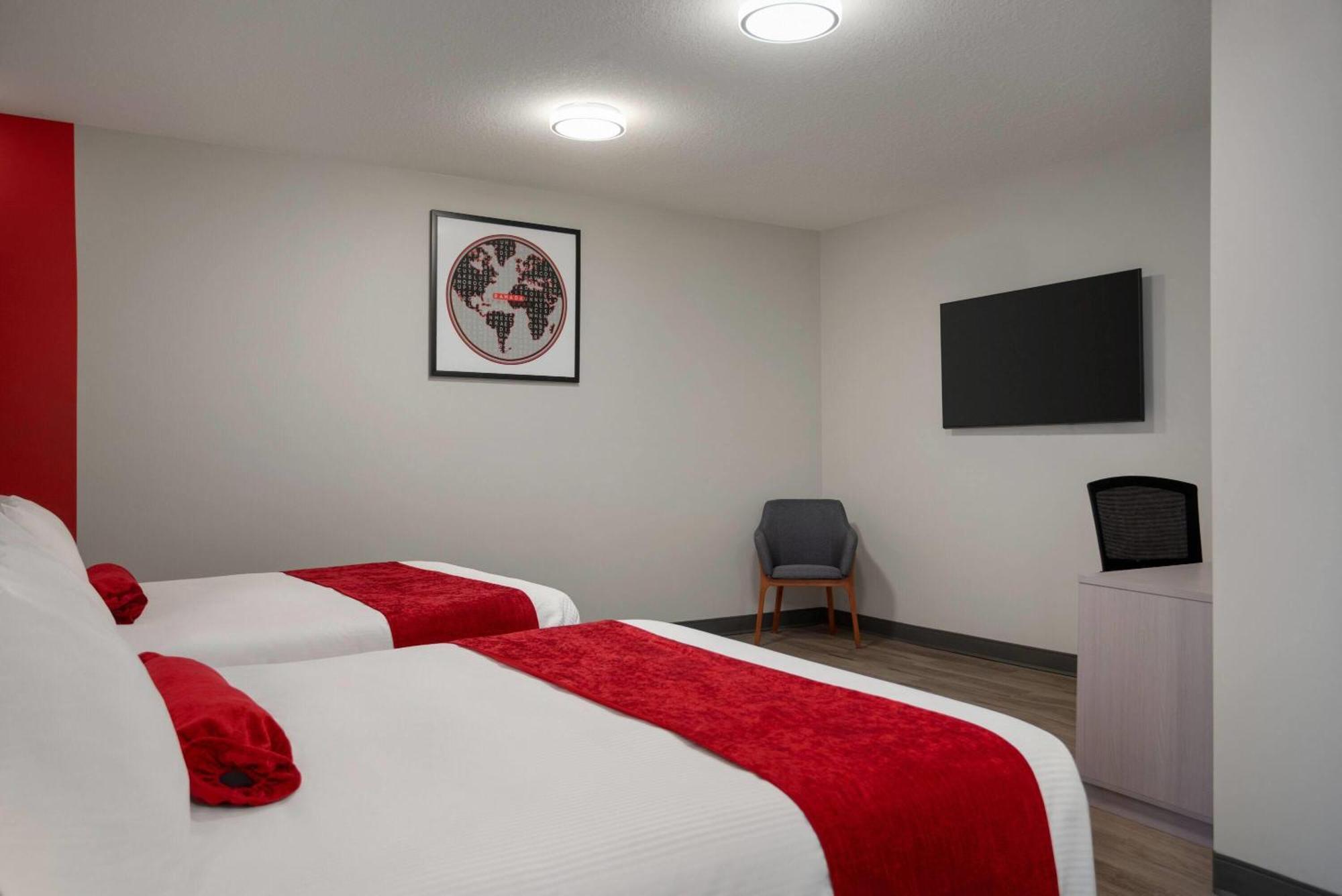 Hotel Ramada By Wyndham West & Edmonton