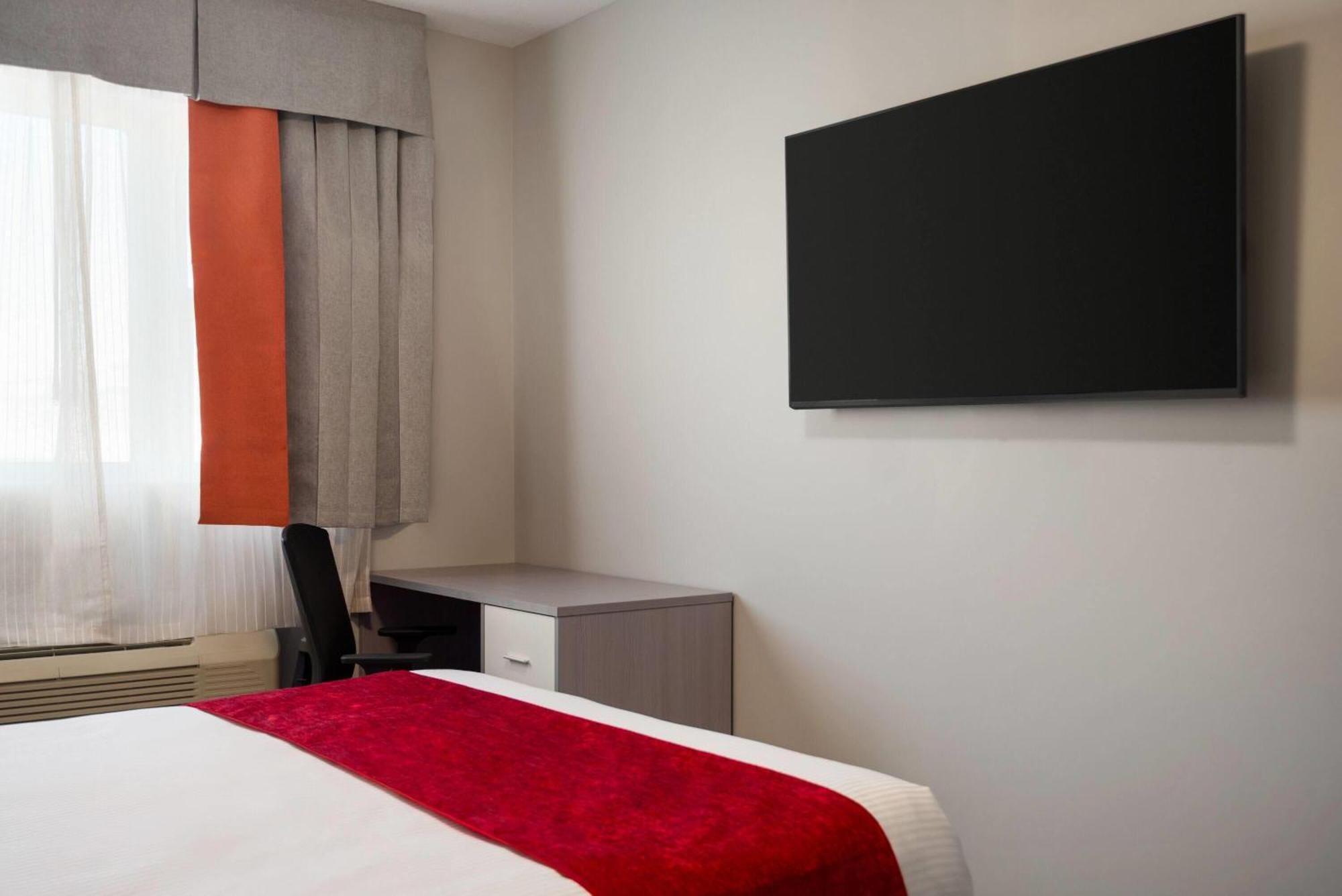Ramada By Wyndham West &