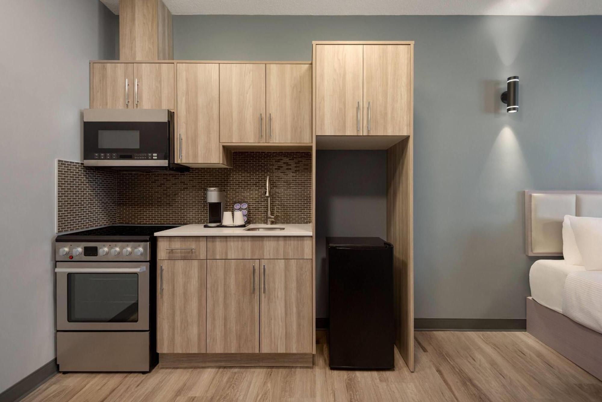 Ramada By Wyndham West & Hotel Edmonton