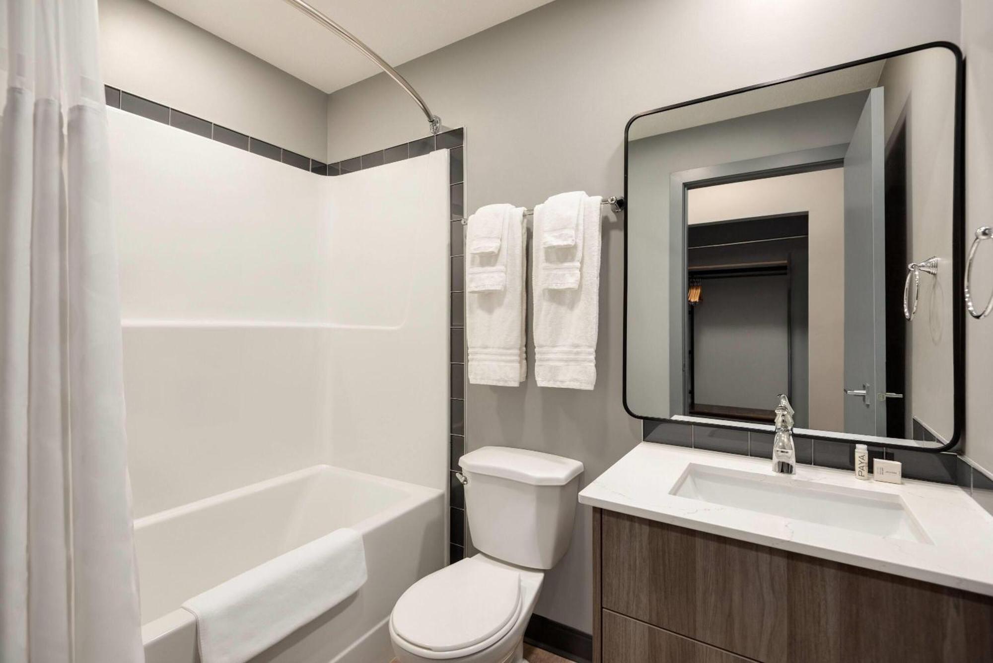 Hotel Ramada By Wyndham West & Edmonton