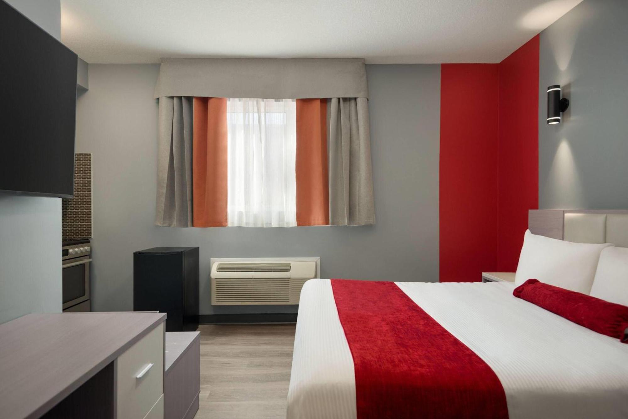 Hotel Ramada By Wyndham West &