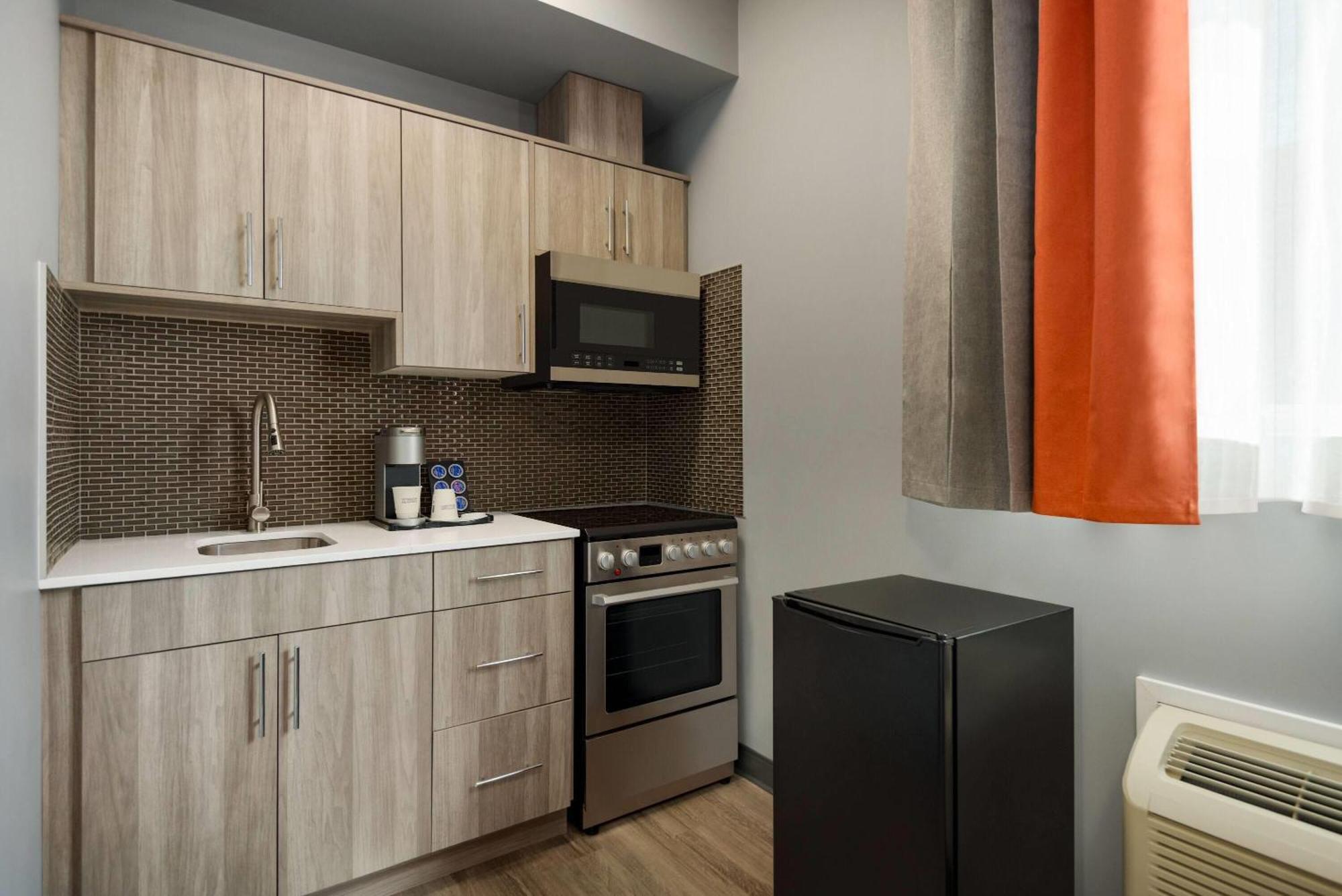 Ramada By Wyndham West & Hotel Edmonton