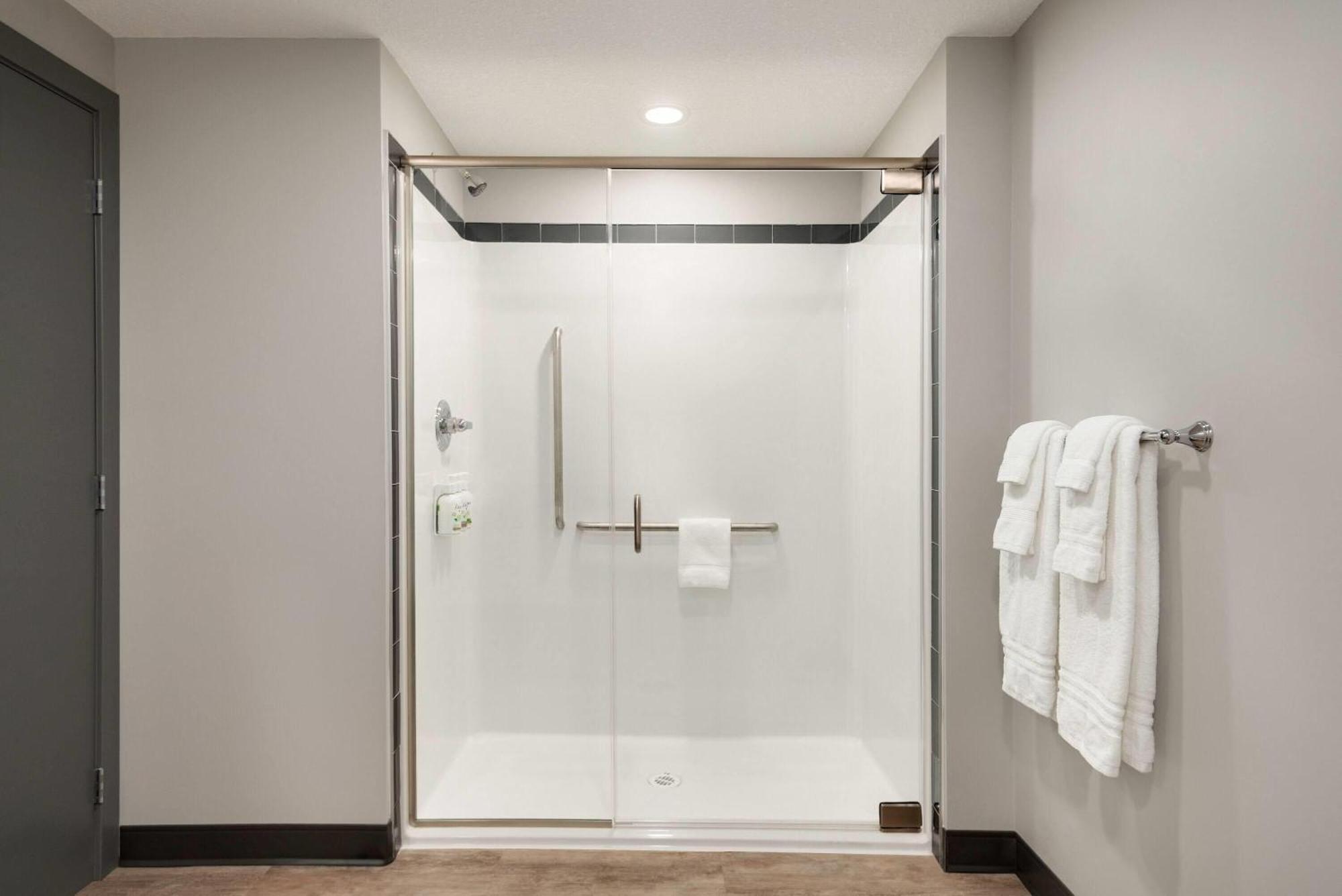 Hotel Ramada By Wyndham West & Edmonton