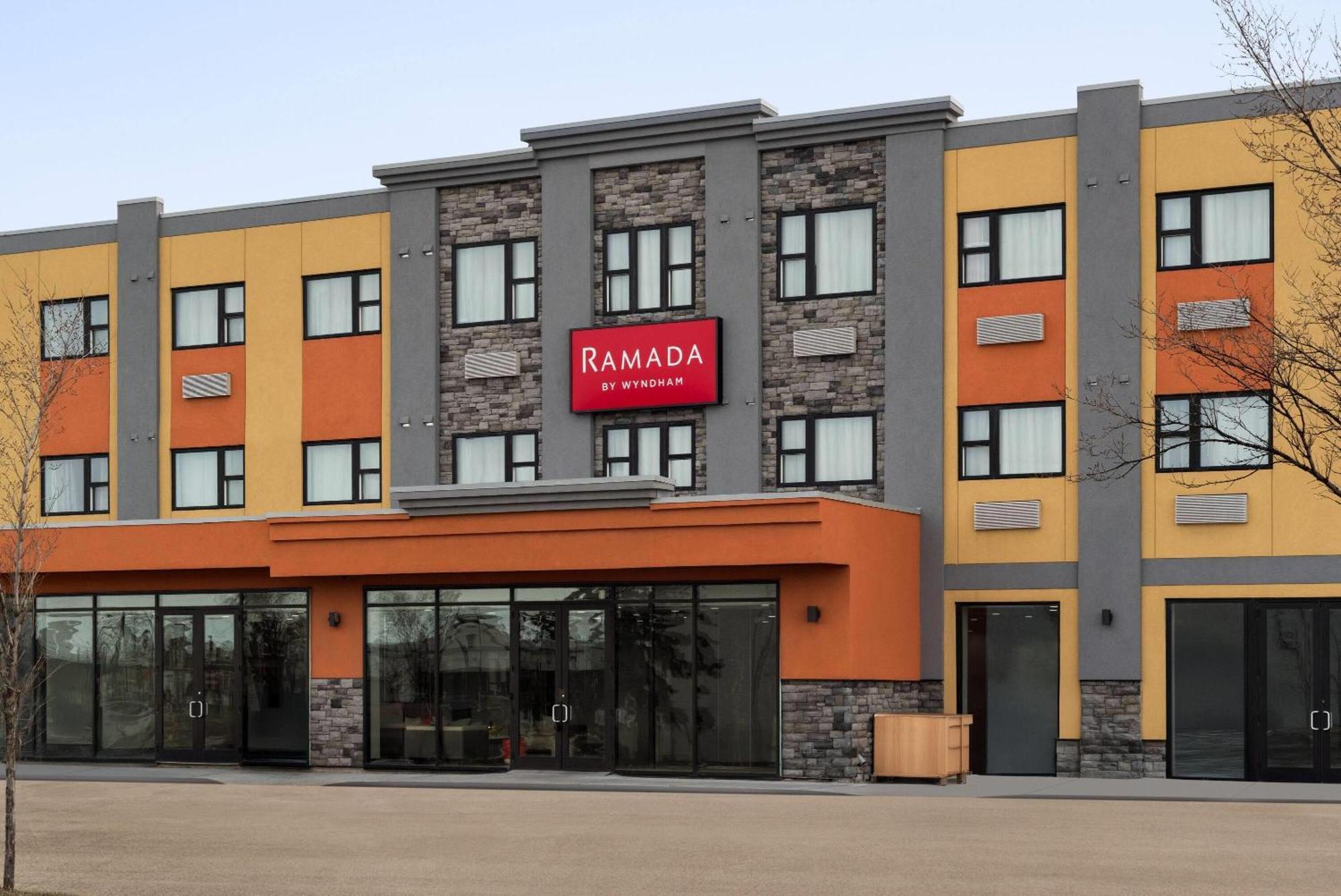 Hotel Ramada By Wyndham West & 3*