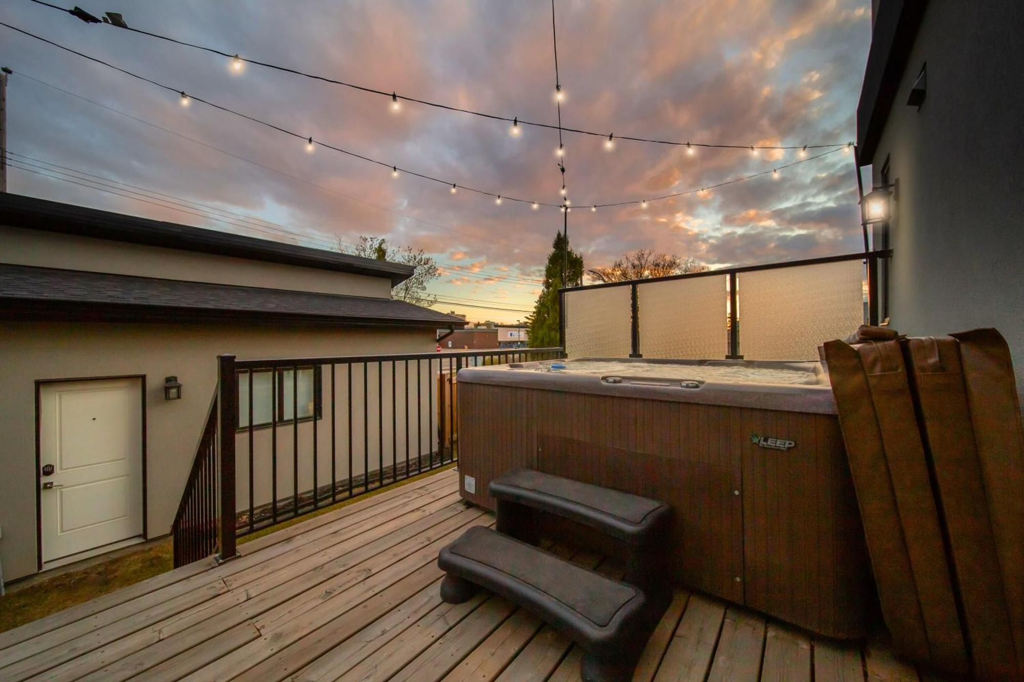 Bright Modern - King Bed - Free Parking - Fireplace - Fast Wi-fi - Free Netflix * Edmonton