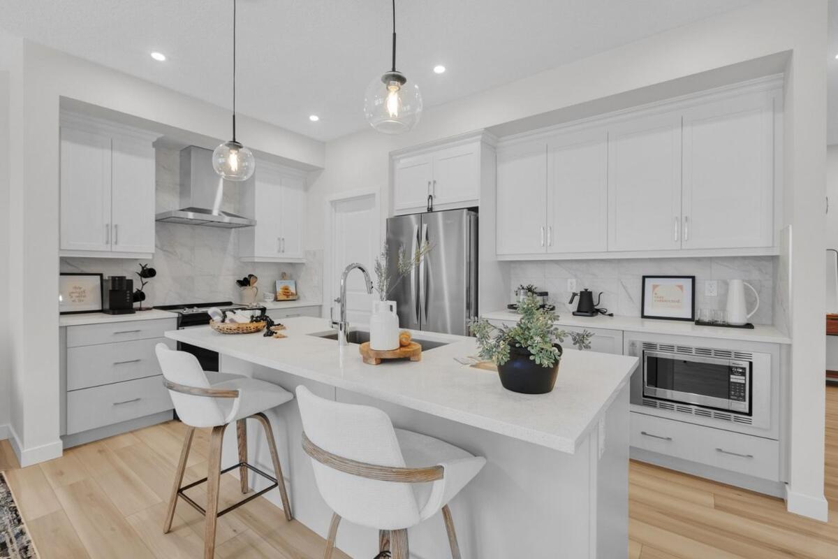 Villa Luxury Ac Family Friendly Sleeps 7 Edmonton