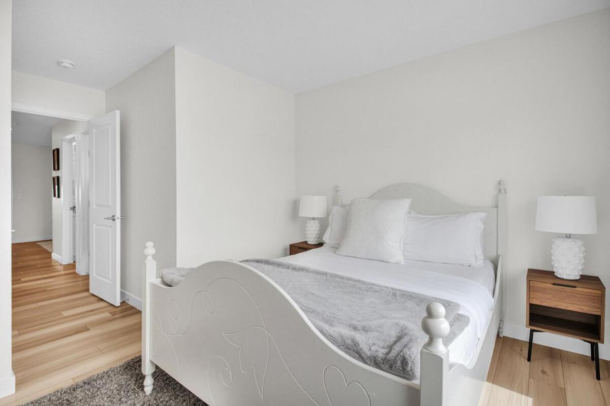 Villa Luxury Ac Family Friendly Sleeps 7 Edmonton