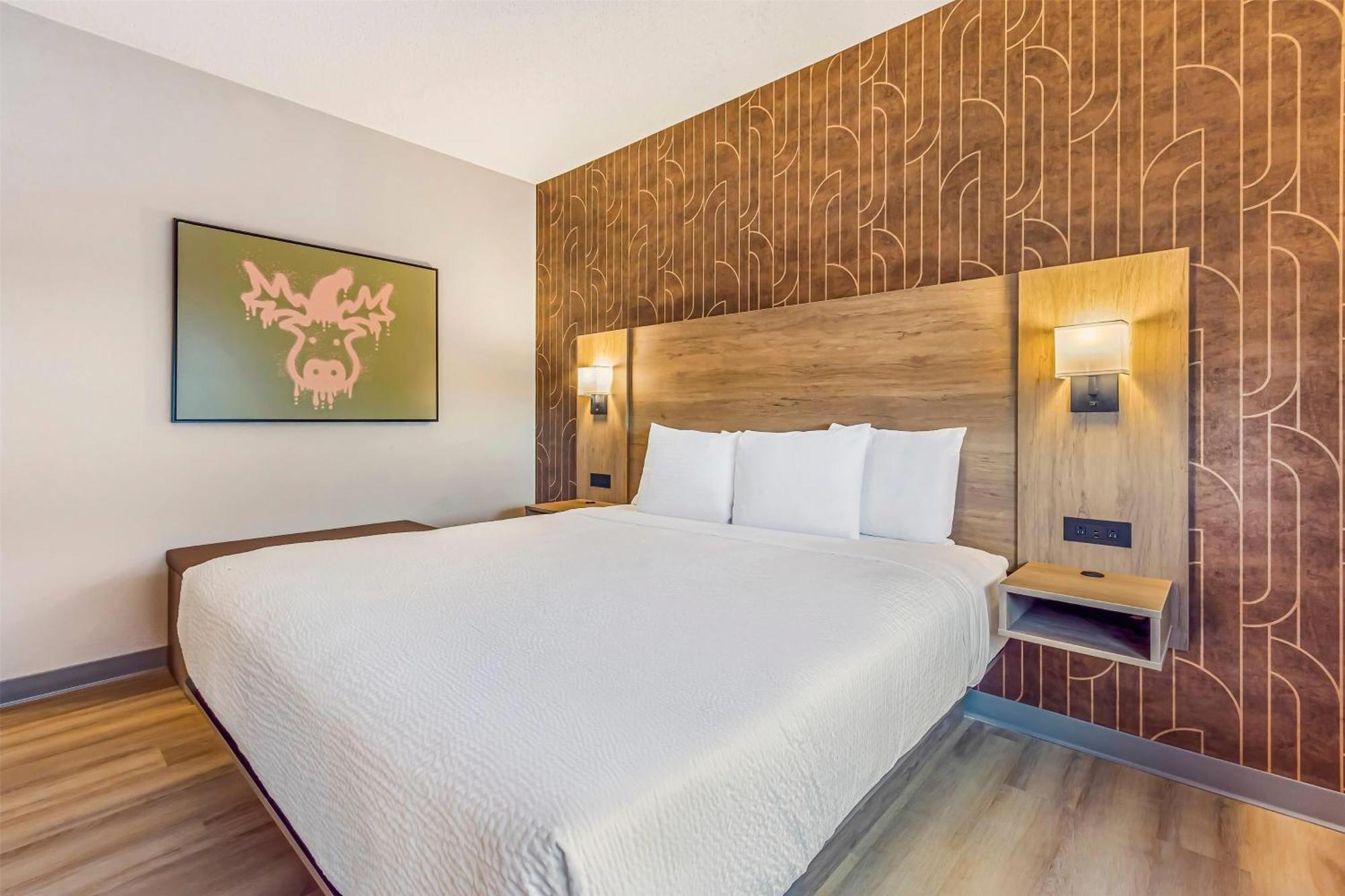 Days & By Wyndham West Hotel Edmonton