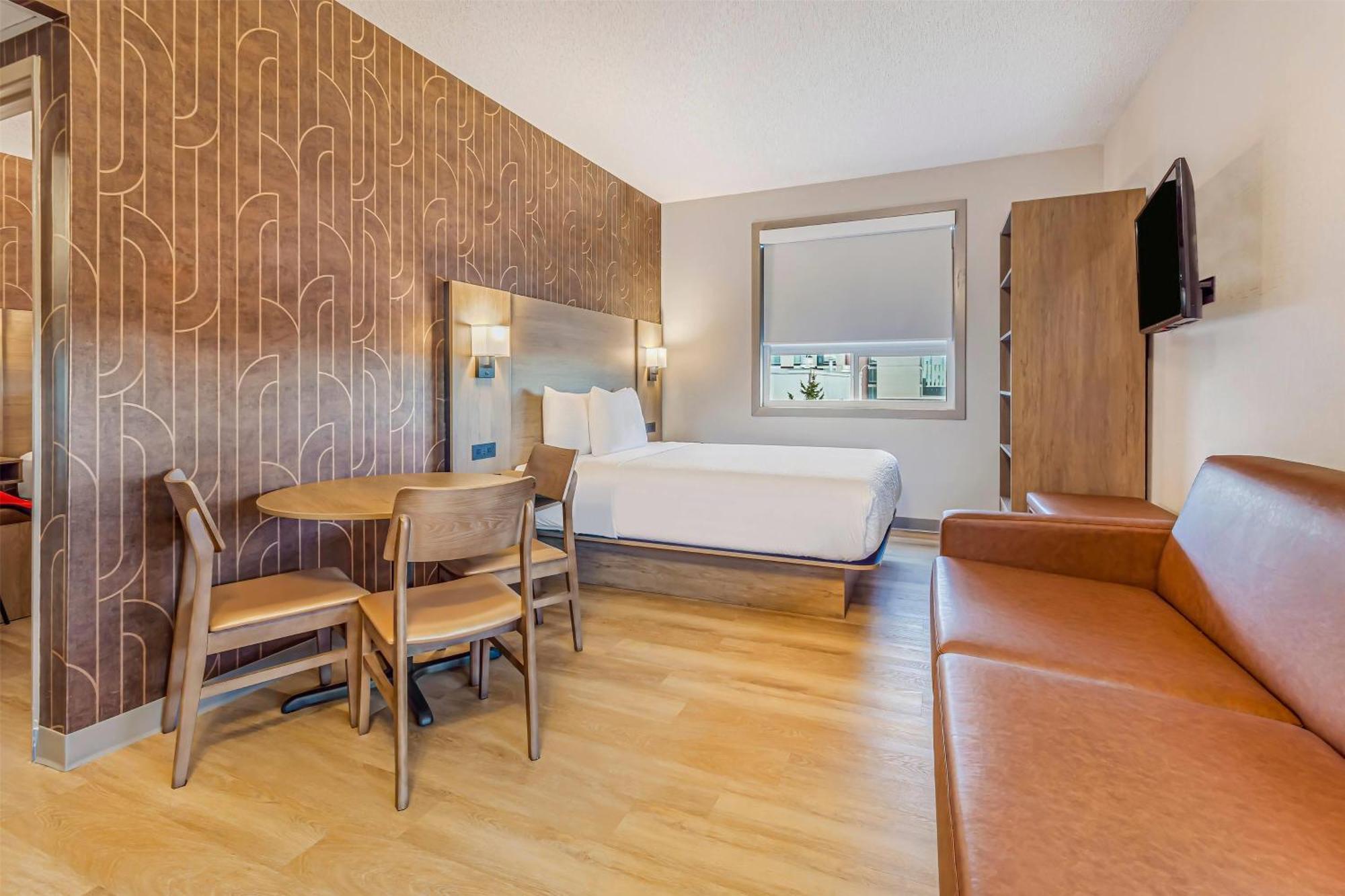 Days & By Wyndham West Hotel