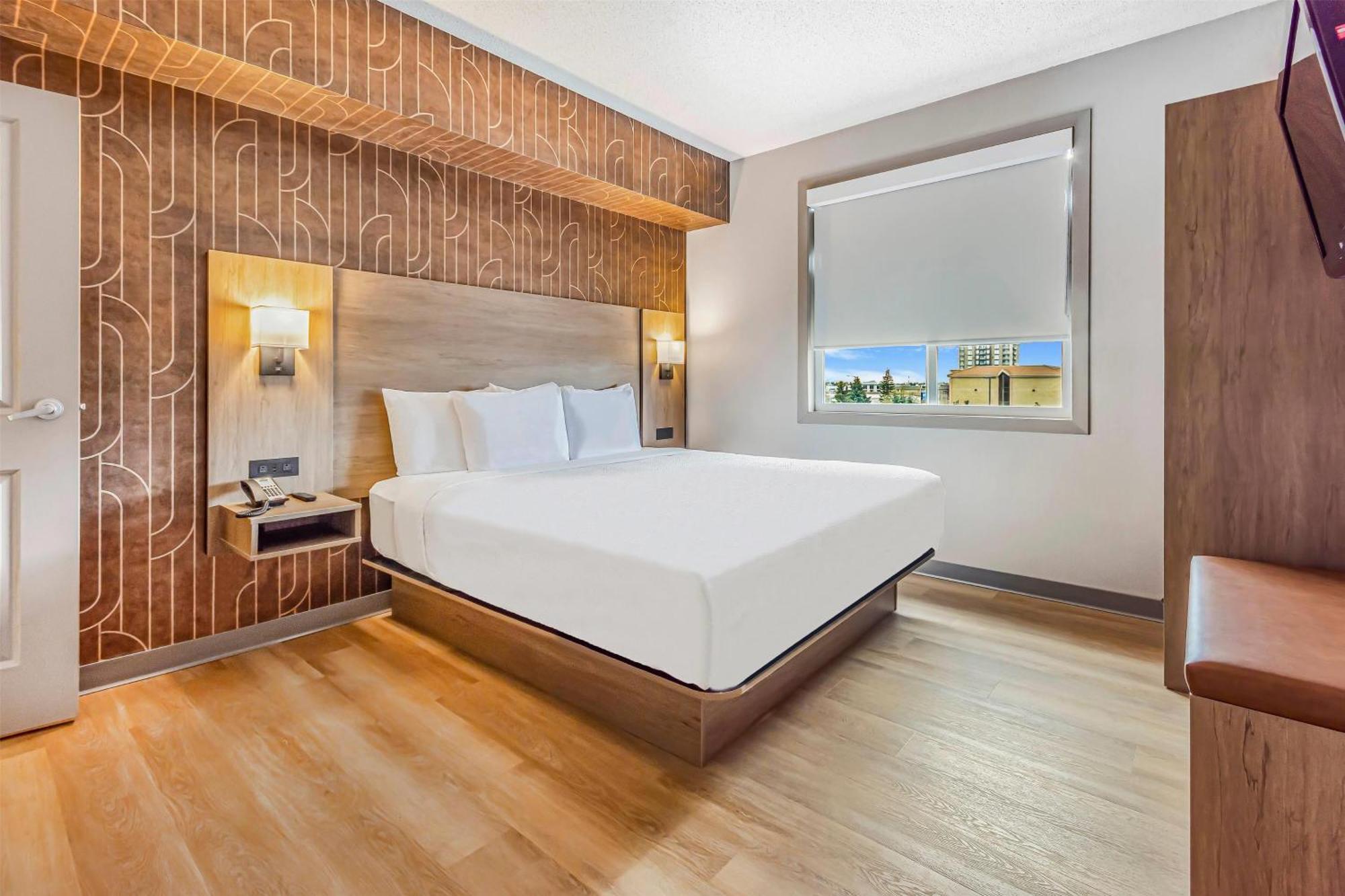 Hotel Days & By Wyndham West