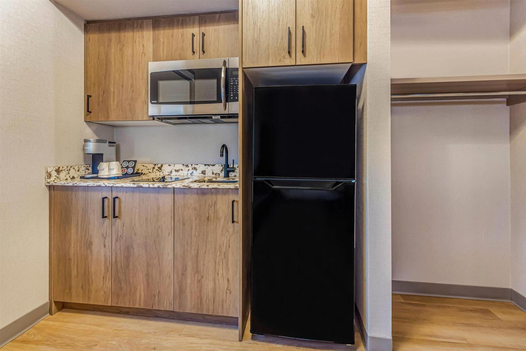 Days & By Wyndham West Hotel Edmonton