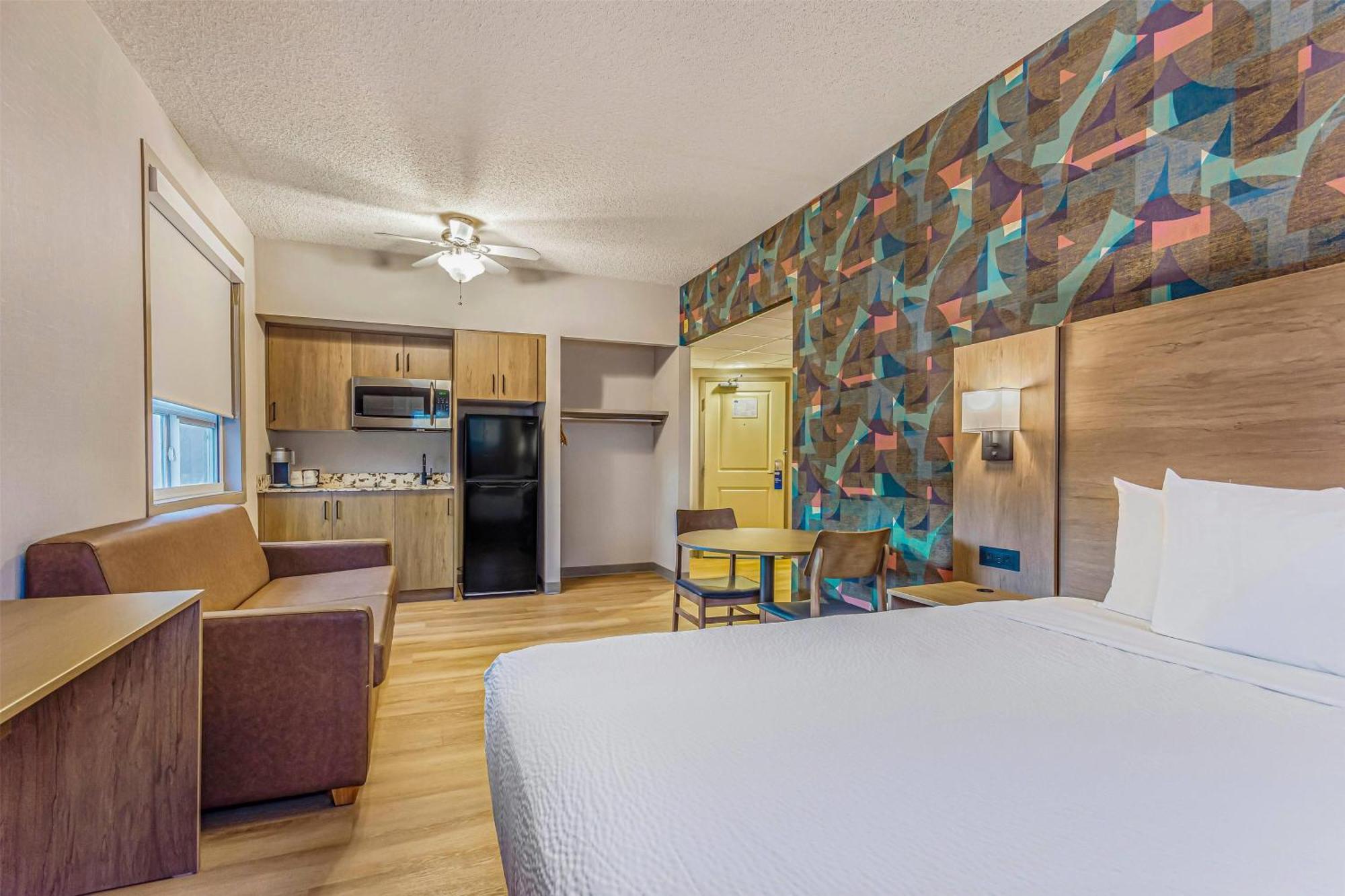 Days & By Wyndham West 3*