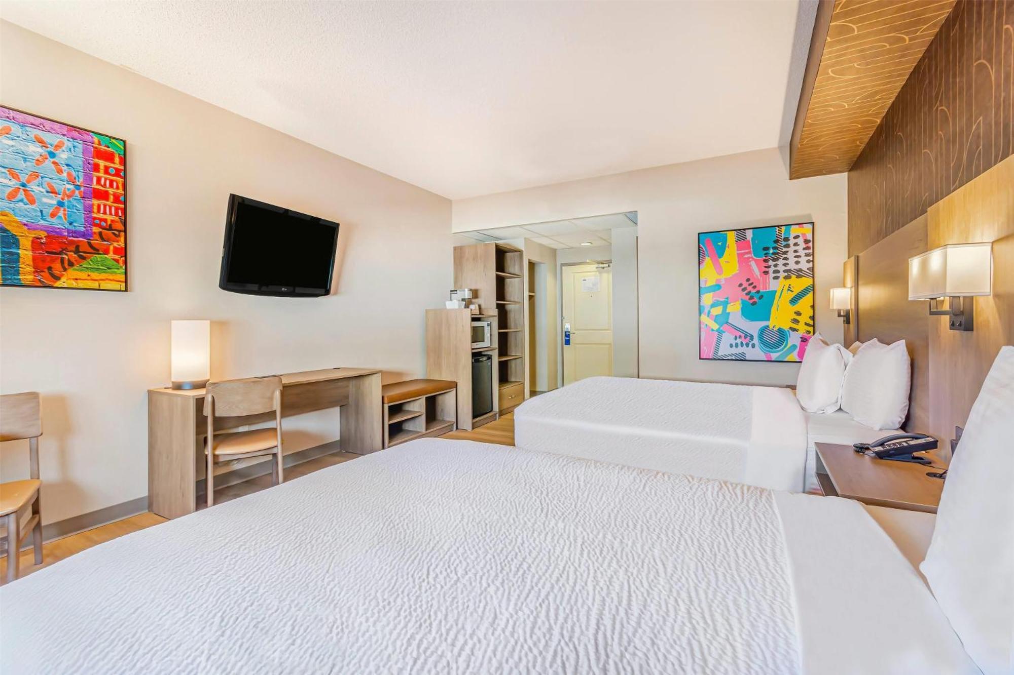 Days & By Wyndham West Hotel