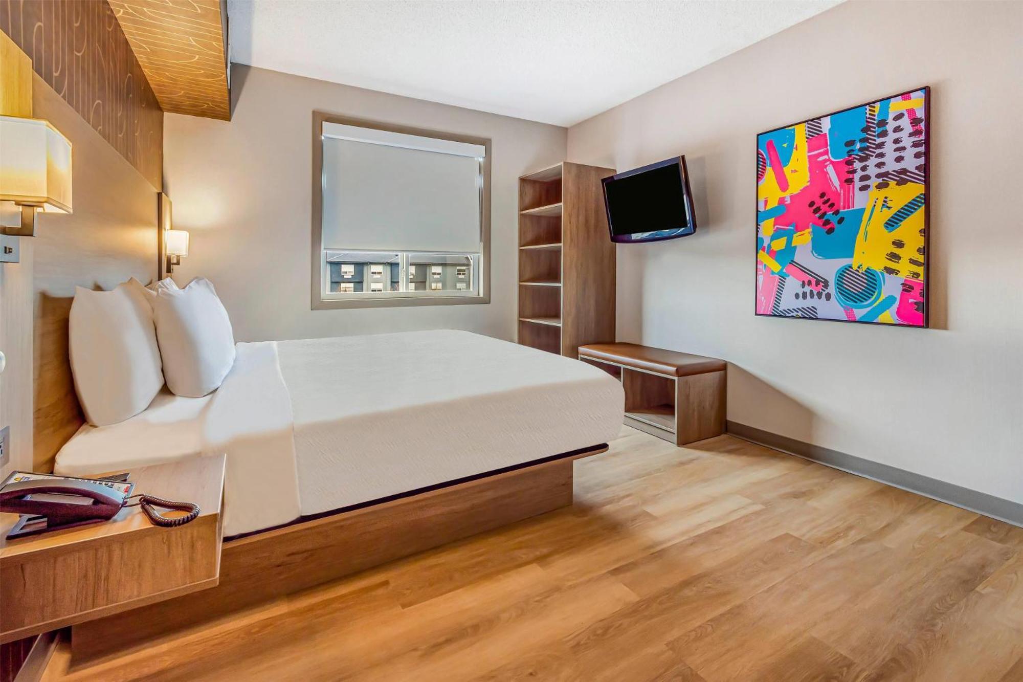 Hotel Days & By Wyndham West