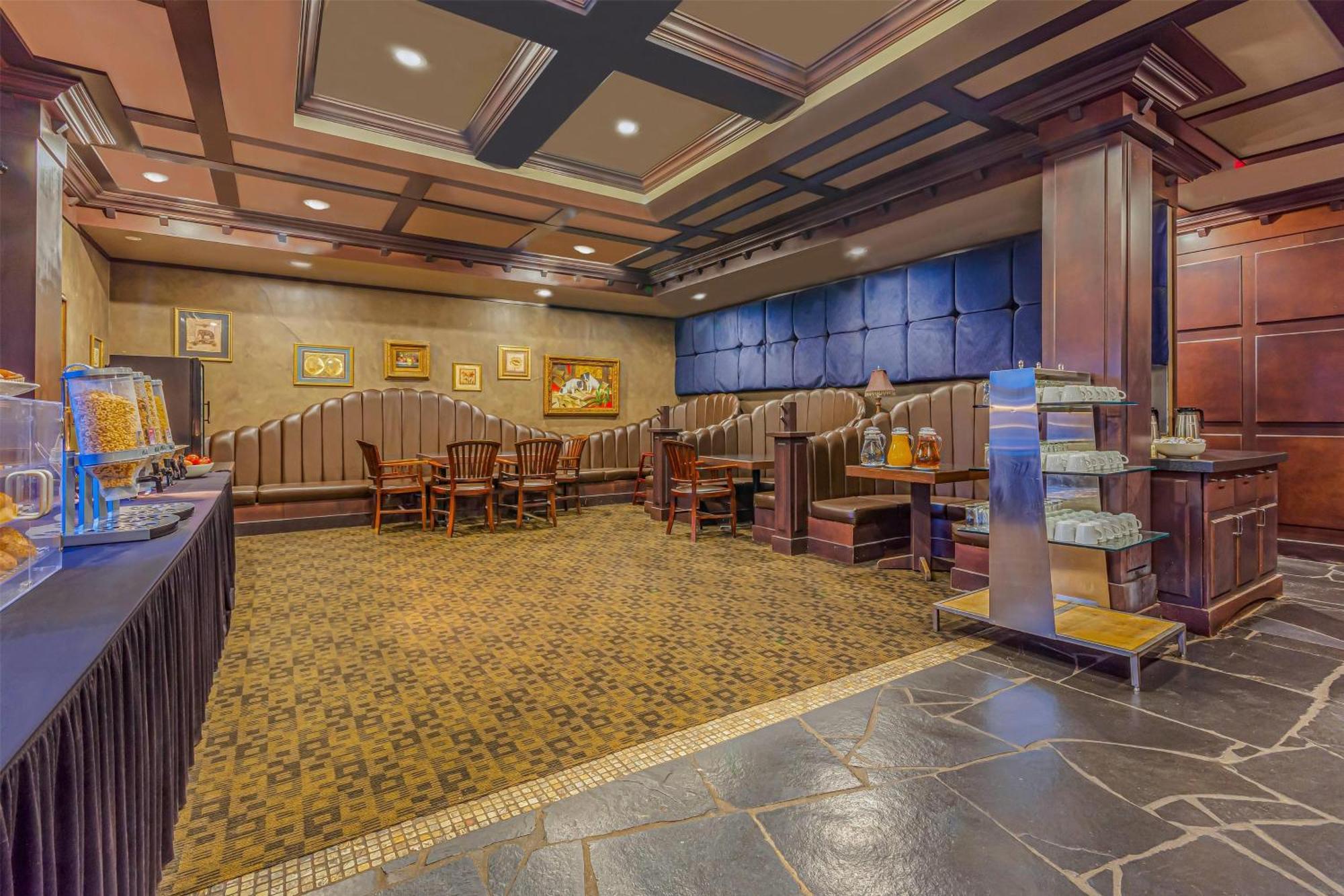 Days & By Wyndham West Hotel