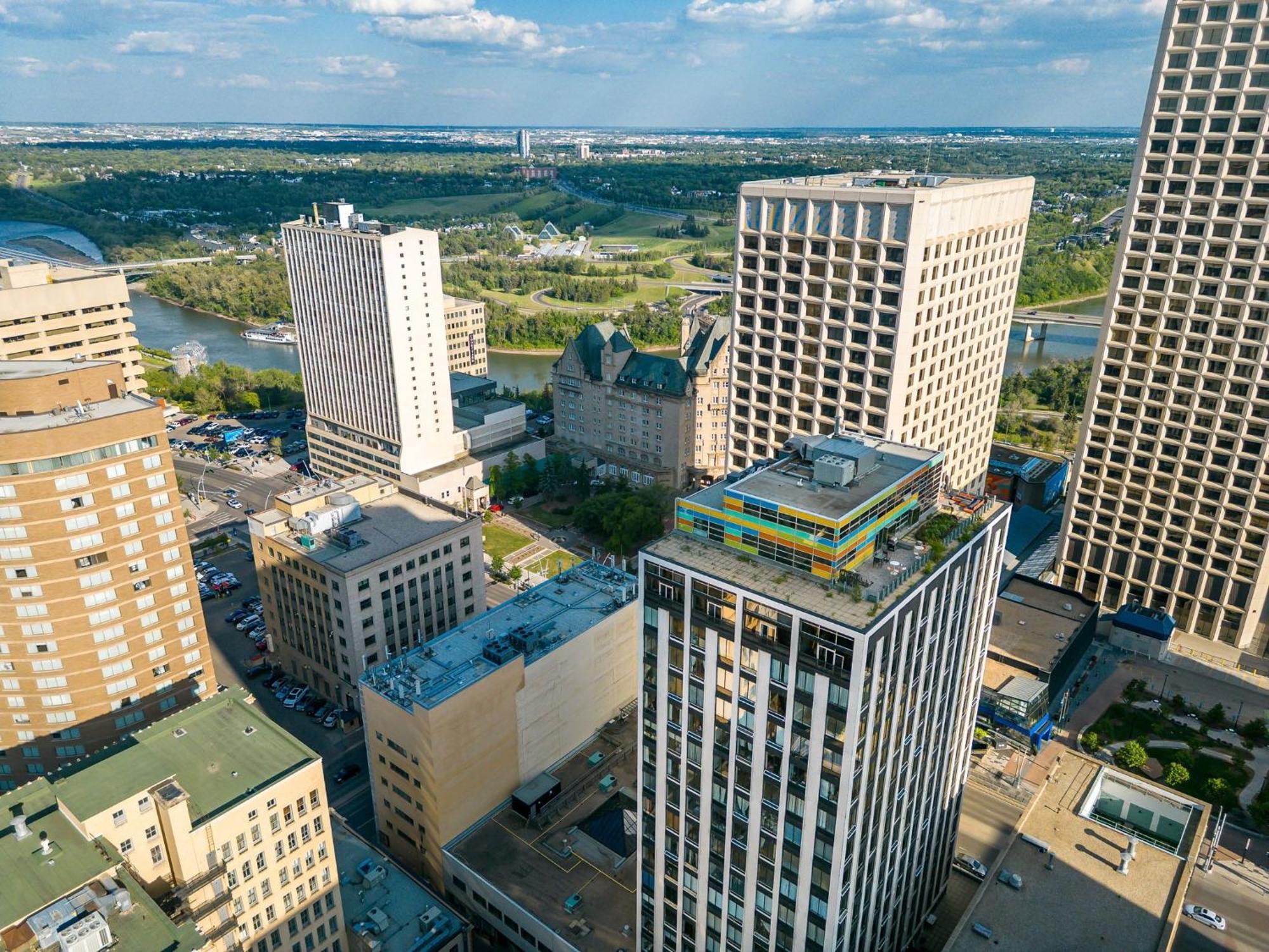 2 Full Beds, Free Parking Underground Heated, Rogers Place, 1 Bedroom Downtown Edmonton