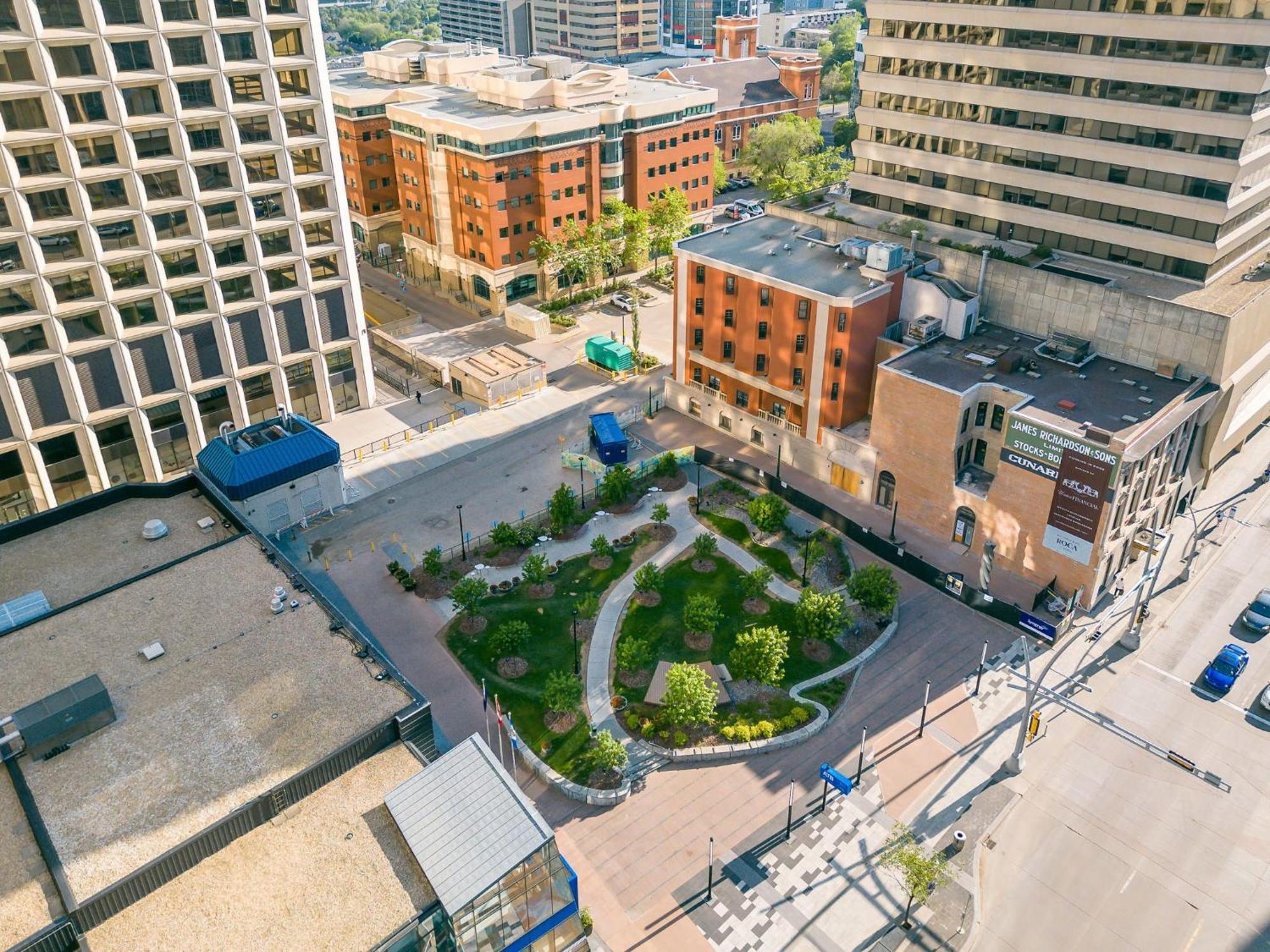 2 Full Beds, Free Parking Underground Heated, Rogers Place, 1 Bedroom Downtown Apartment