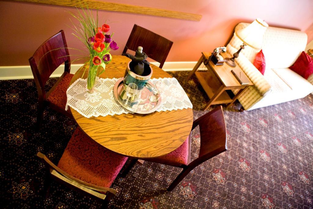 Selkirk Hotel