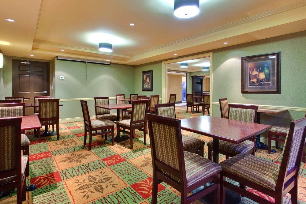 Hotel Holiday Inn Express & Suites - West Edmonton-Mall Area By Ihg 3*