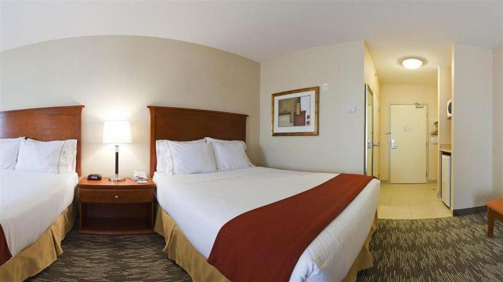 Express & Suites-edmonton South By Ihg 3*