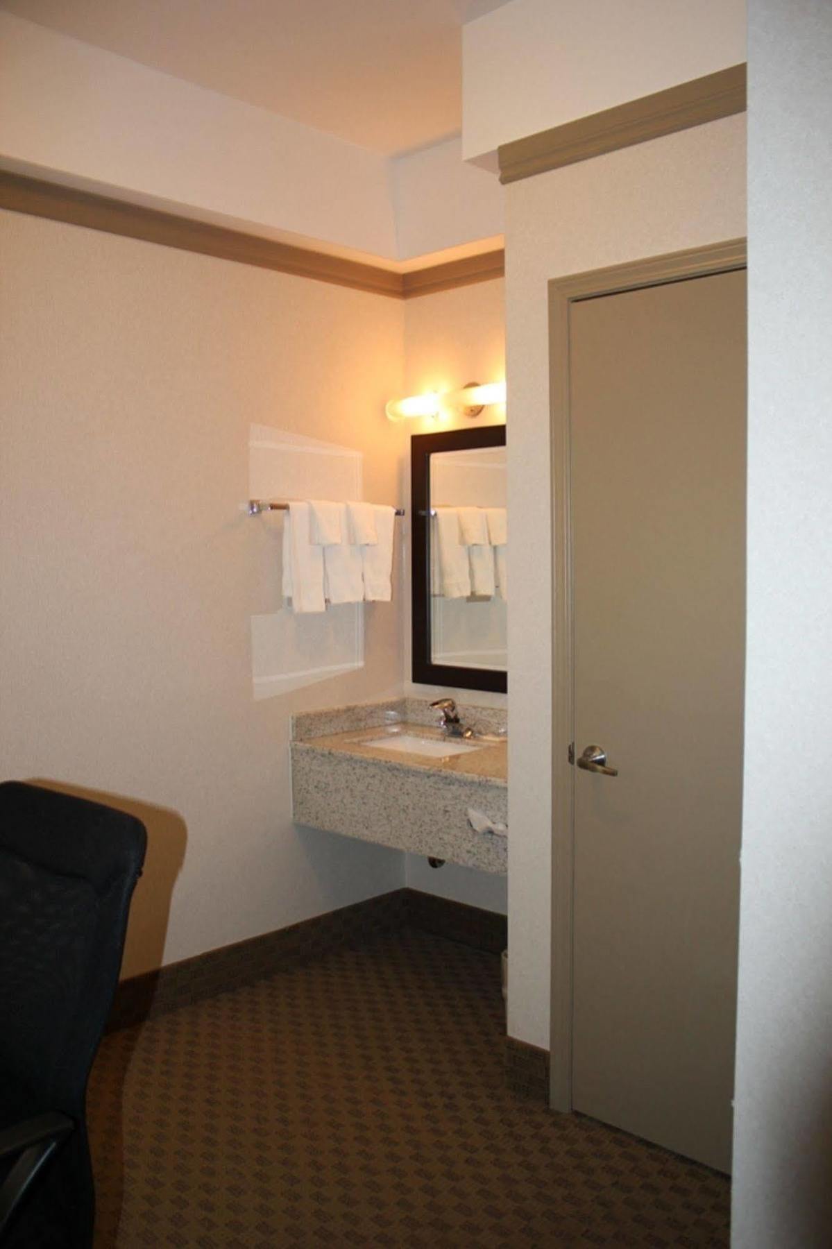 Ramada By Wyndham South Edmonton