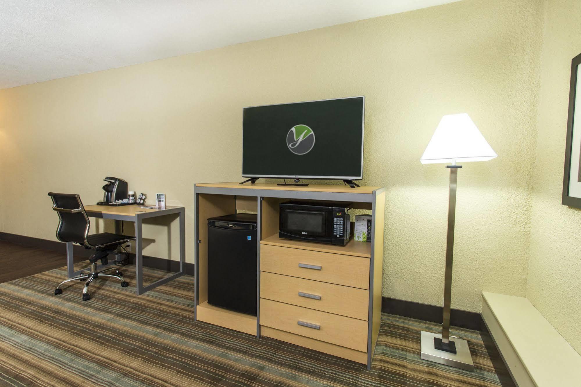 Ramada By Wyndham Yellowhead Nw Hotel
