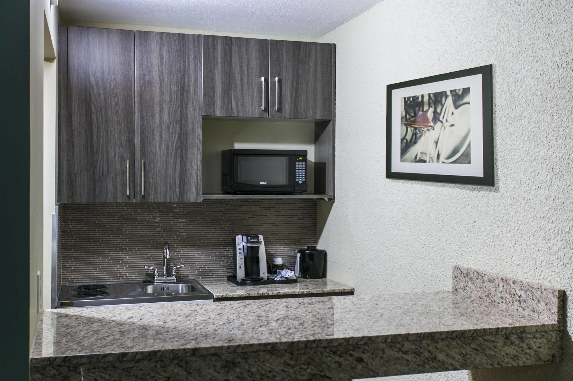 Ramada By Wyndham Yellowhead Nw Hotel Edmonton