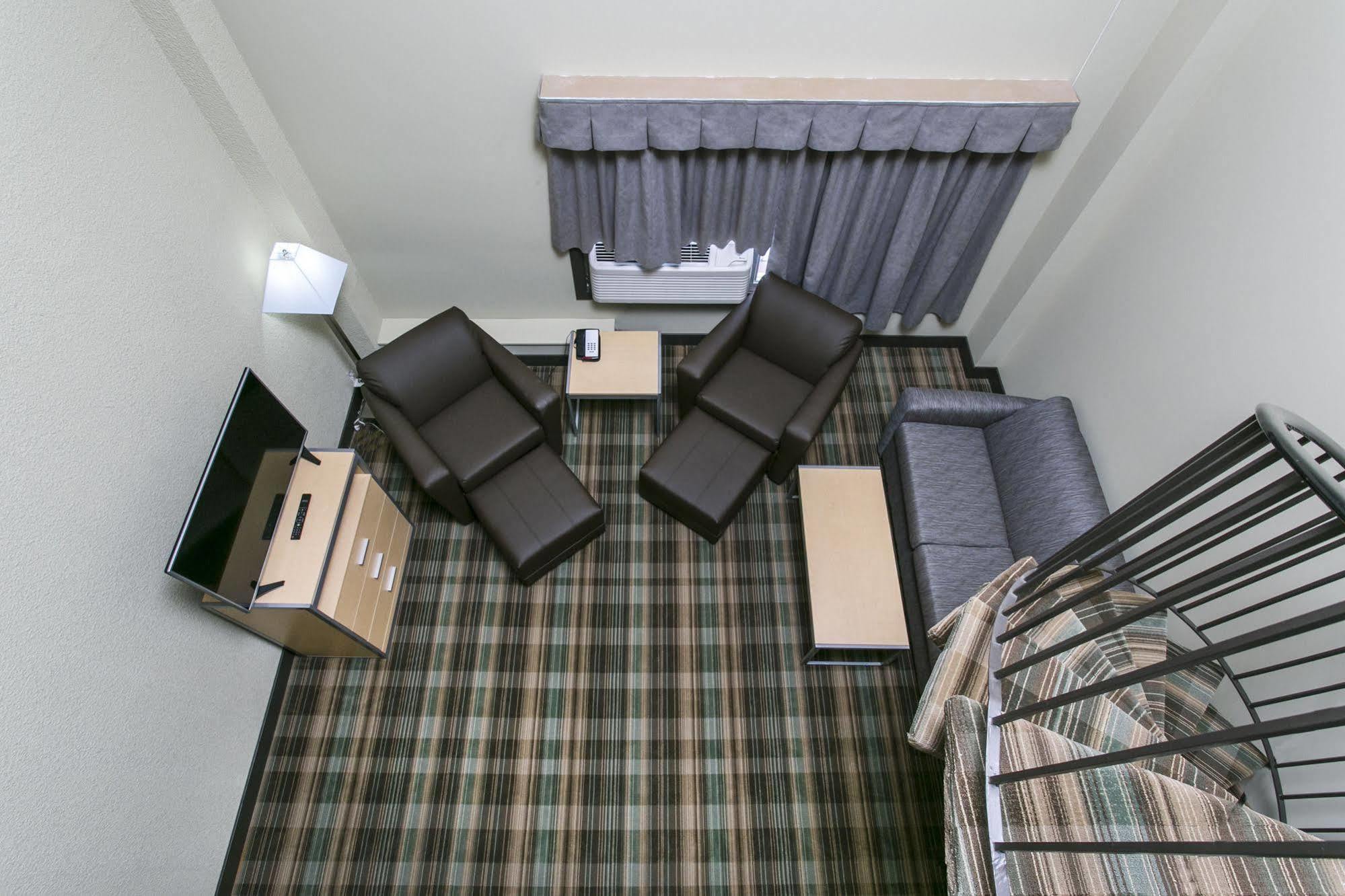 Ramada By Wyndham Yellowhead Nw 2*