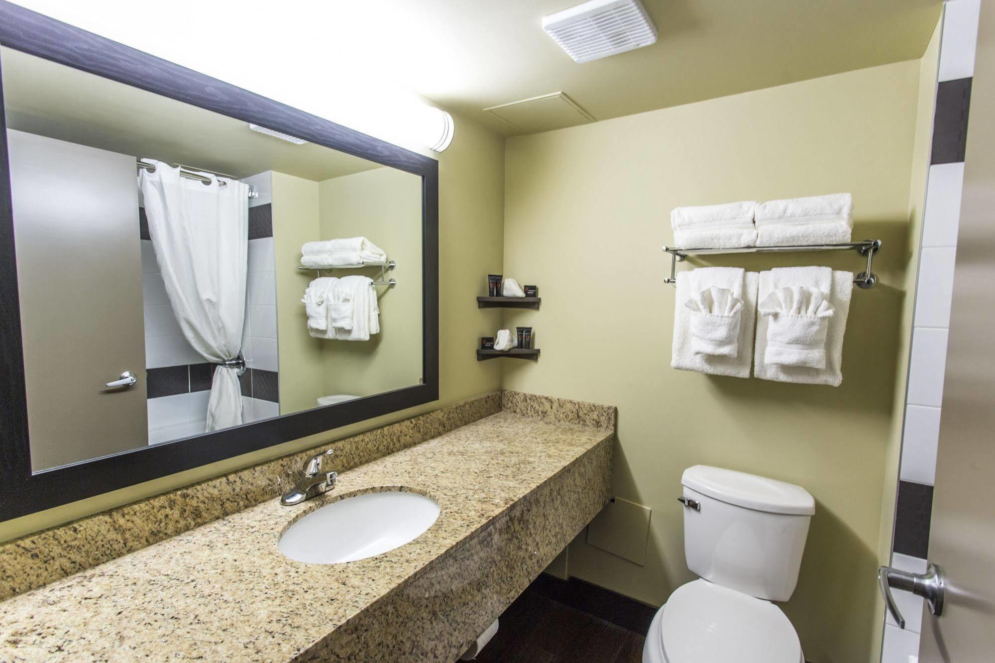 Ramada By Wyndham Yellowhead Nw Hotel 2*