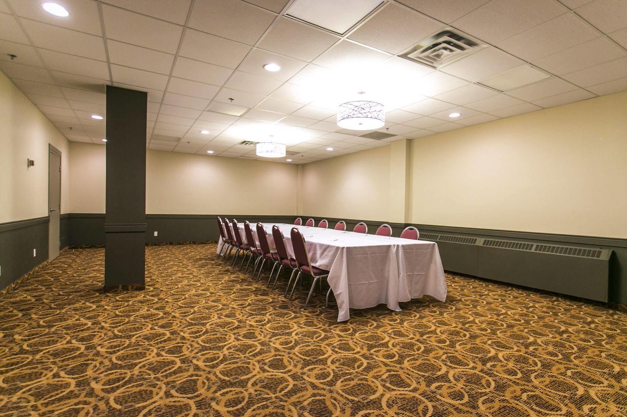 Ramada By Wyndham Yellowhead Nw 2*