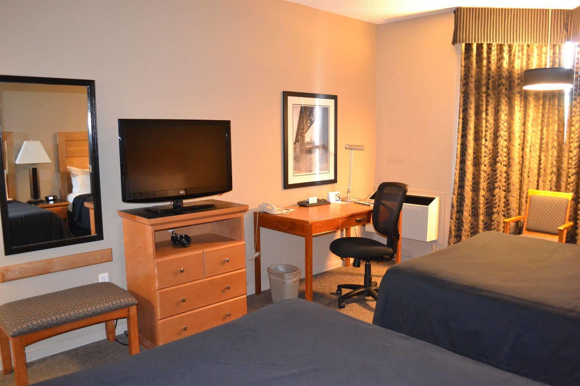 Royal West Edmonton, Trademark Collection By Wyndham 3* Edmonton
