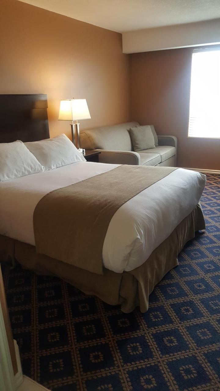 Chateau Louis & Conference Centre Hotel 3*