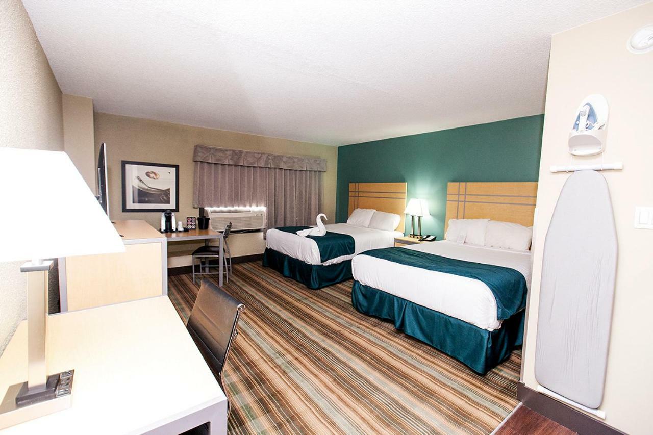 Ramada By Wyndham Yellowhead Nw 2*